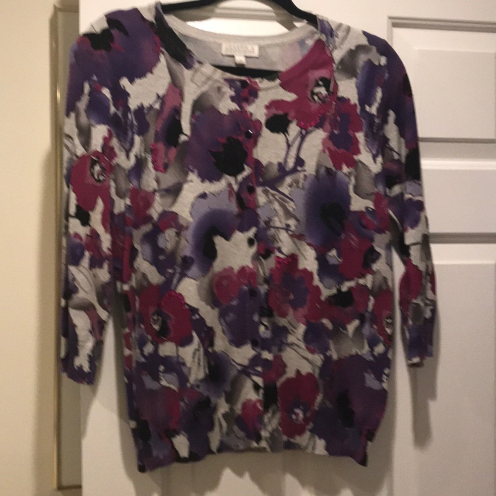 Cardigan with 3/4 sleeves.